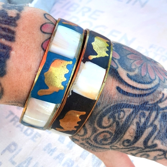 Set of 2 vintage brass elephant bangle bracelets with MOP inlay - Picture 2 of 3